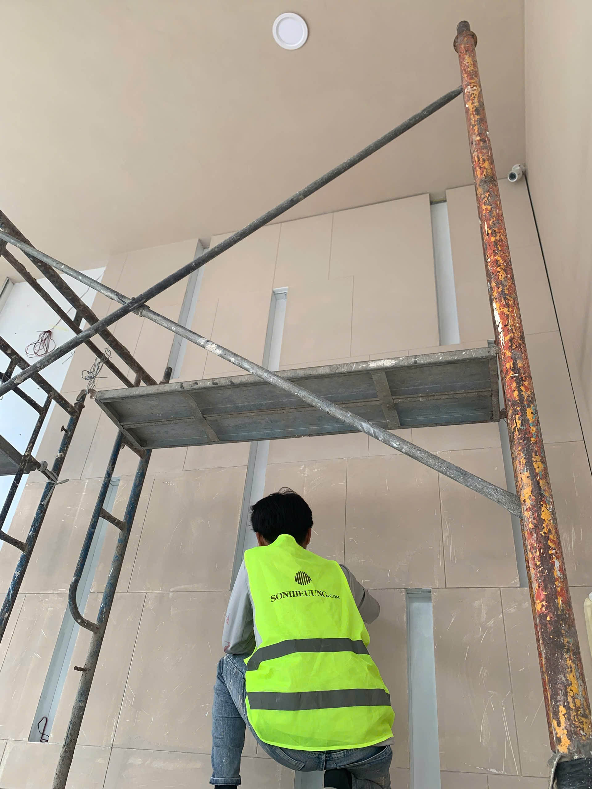 Thi công sơn hiệu ứng — bề mặt cát SHU tại công trình