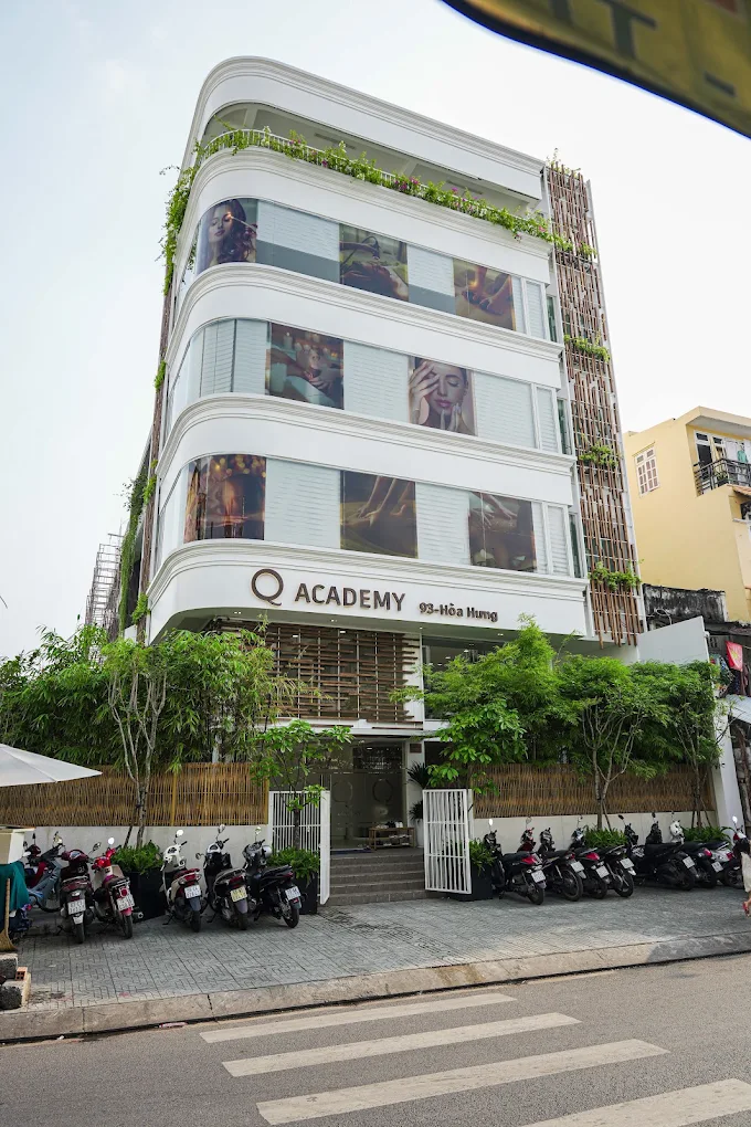 Mặt đứng toà nhà Q Academy tại 93 Hoà Hưng