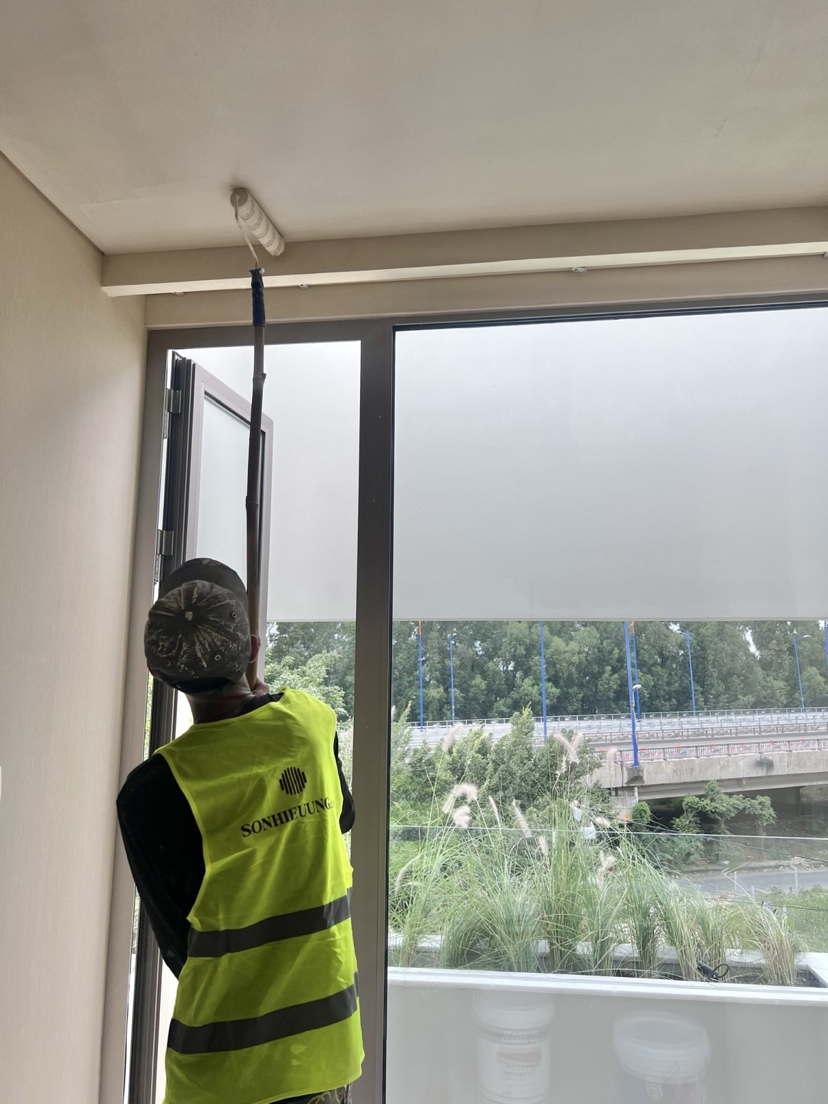 Thợ sonhieuung.com lăn sơn hiệu ứng khu vực trần — The House of Being