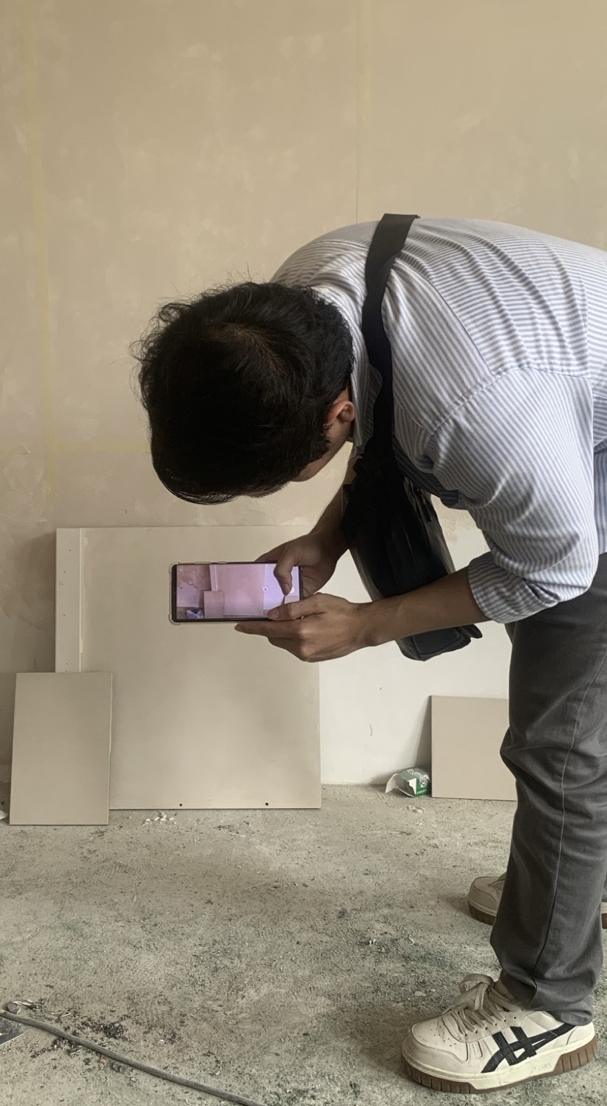 KTS Cường — Qbi Corp kiểm tra mẫu sơn hiệu ứng tại công trình