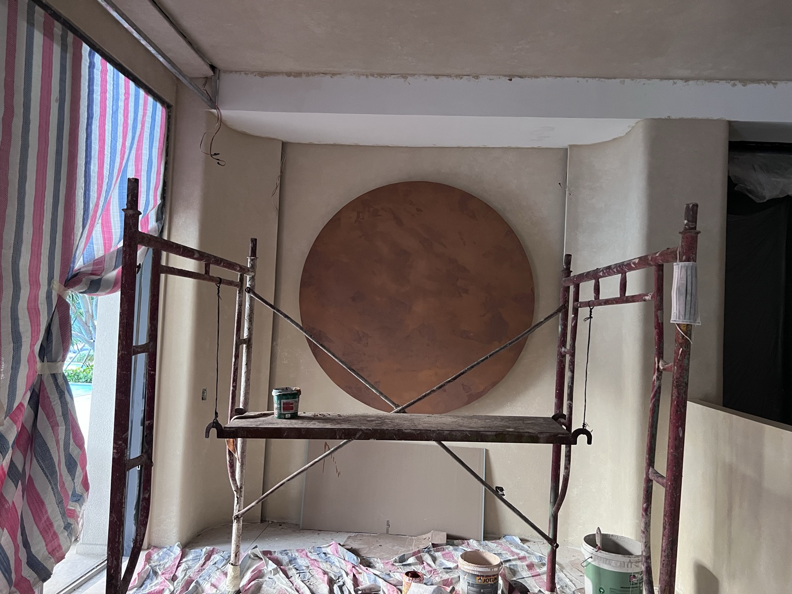 Giàn giáo trước mảng tường có vòng tròn đất — villa Phú Mỹ Hưng